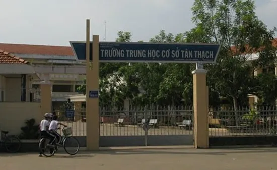 Tạm đình chỉ học tập học sinh bóp cổ cô giáo ở Bến Tre