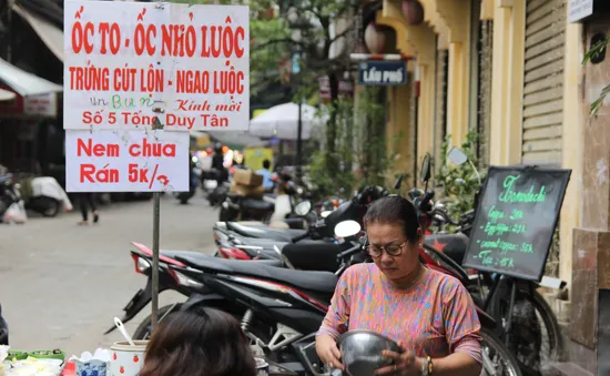 Quán ốc “không lời” giữa lòng Hà Nội