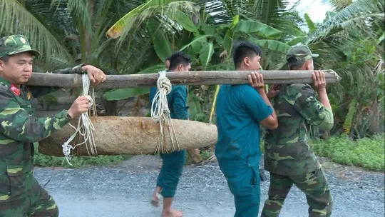 Vĩnh Long: Xử lý quả bom "khủng" gần 150kg trong vườn nhà dân