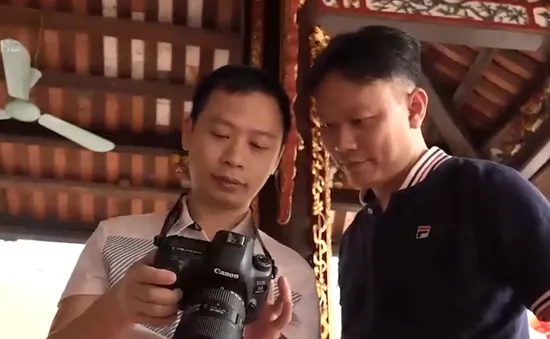 Người lưu giữ ký ức đình làng Việt