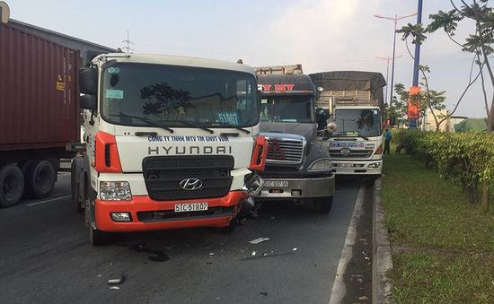 Tránh xe bus, container gây tai nạn liên hoàn trên xa lộ