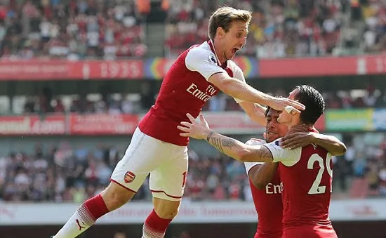 Monreal vô lê đẹp mắt, mở tỷ số cho Arsenal đầu hiệp 2