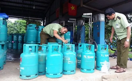 Xử lý sang chiết gas trái phép - Đừng để gas trở thành "quả bom giấu mặt" trong mỗi gia đình