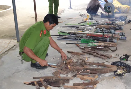 Quảng Ngãi: Công an huyện Ba Tơ thu gom, tiêu hủy gần 100 súng tự chế