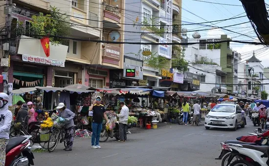 Yêu cầu dẹp 3 chợ tạm ở quận 1, TP.HCM