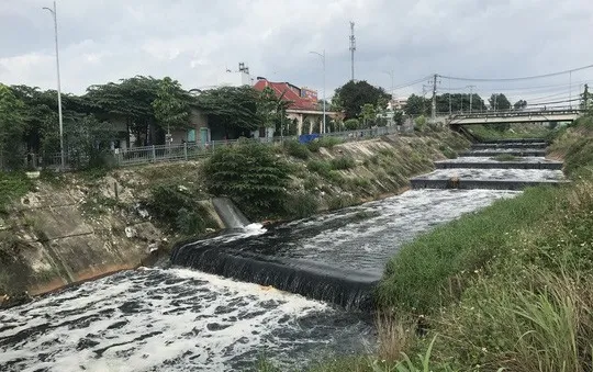 Kênh Ba Bò: Được đầu tư hàng trăm tỷ đồng vẫn phải “oằn mình” gánh ô nhiễm