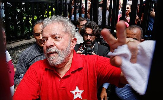 Lula da Silva - "Tổng thống của nhân dân" Brazil phải nằm sau song sắt