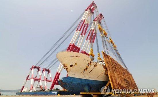 Hàn Quốc cho nâng thẳng chiếc phà Sewol