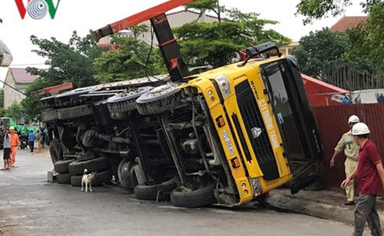 Nghệ An: Hàng chục hộ dân mất điện vì xe cẩu đổ