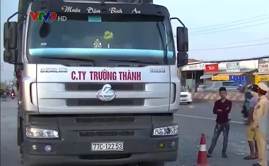 Tiền Giang: Đi vào đường cấm, tài xế cố thủ trên xe