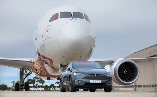 Kéo băng băng máy bay Boeing 787, Tesla Model X lập kỷ lục thế giới