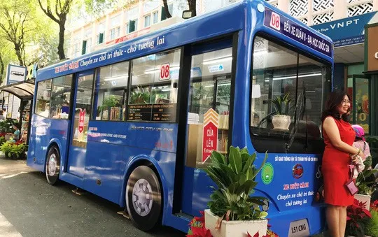 Thú vị xe bus sách tại đường sách Nguyễn Văn Bình