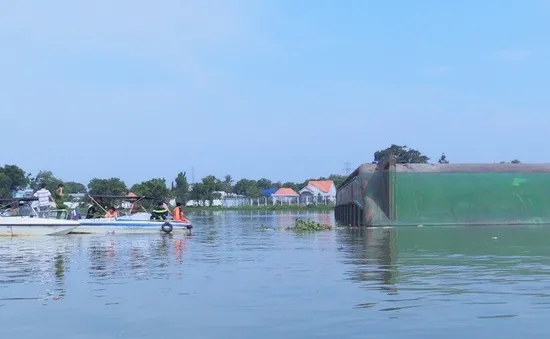 Nguyên nhân lật sà lan trên sông Đồng Nai khiến 3 người thiệt mạng và mất tích