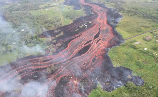 Dung nham núi lửa Kilauea tuôn trào