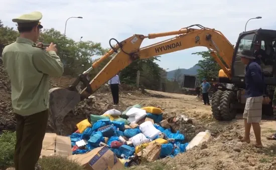 Tiêu hủy hàng trăm loại hàng hóa không rõ nguồn gốc tại Phú Yên