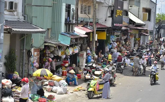 TP.HCM: Vắng bóng lực lượng chức năng, tình trạng lấn chiếm vỉa hè tái diễn