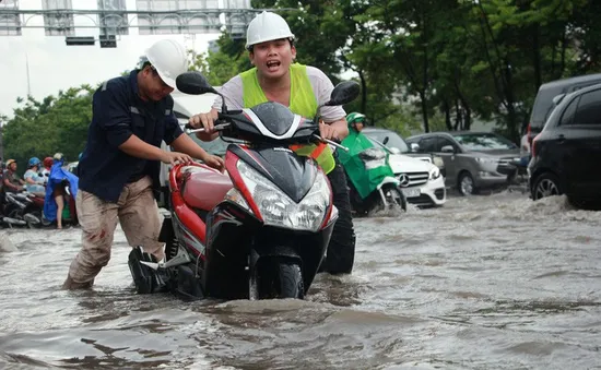 TP.HCM: Đường ngập nặng dù siêu máy bơm được đưa vào hoạt động