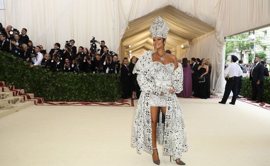 Met Gala 2018: Rihanna biến thành Giáo hoàng, Katy Perry hóa thiên thần