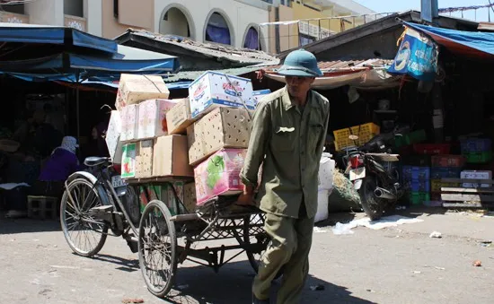 Nắng kéo dài đến chiều, đẩy nhiệt độ tăng nhanh tại miền Trung