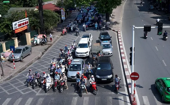 Lấn đường rẽ phải tại điểm đèn đỏ: Nhiều người vẫn chưa biết hành vi vi phạm