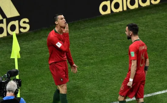 FIFA World Cup™ 2018: Báo Anh lý giải hành động "vuốt râu" ăn mừng của C.Ronaldo