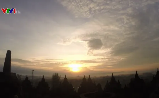 Ngắm bình minh đẹp mê hồn trên đỉnh đền Borobudur, Indonesia