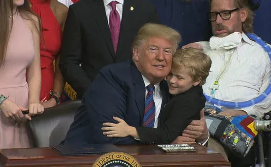 Cậu bé kiên nhẫn chờ ôm Tổng thống Donald Trump gây sốt mạng xã hội