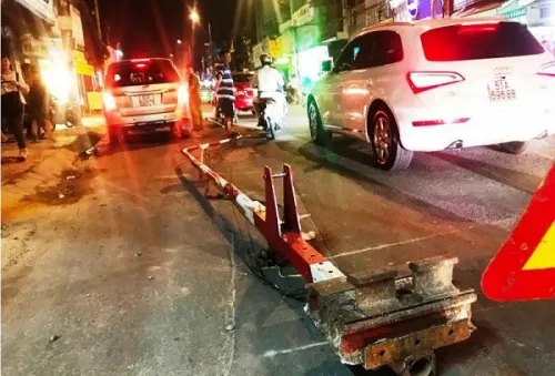 Cố tình vượt đèn, ô tô húc văng thanh gác chắn tàu hỏa