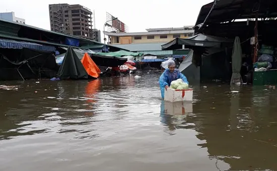 TP.HCM: Mưa lớn cả đêm gây ngập sâu nhiều tuyến phố