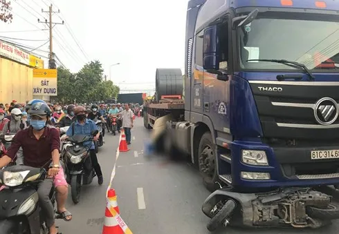 Bé gái 3 tuổi tử vong, thai phụ nguy kịch sau va chạm với container