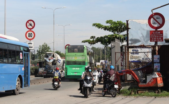 Tràn lan tình trạng đi ngược chiều trên Quốc lộ 1A, TP.HCM