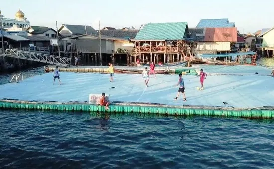 Đến Thái Lan xem đá bóng trên mặt nước