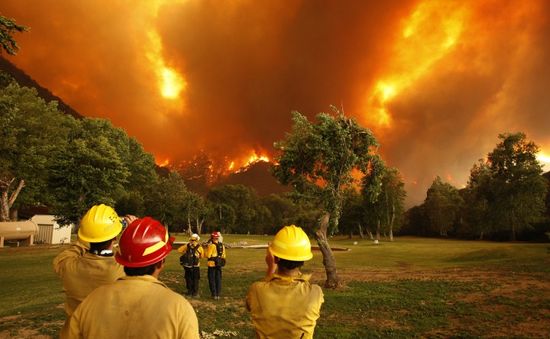 Mỹ: Bang California ban bố tình trạng khẩn cấp do cháy rừng