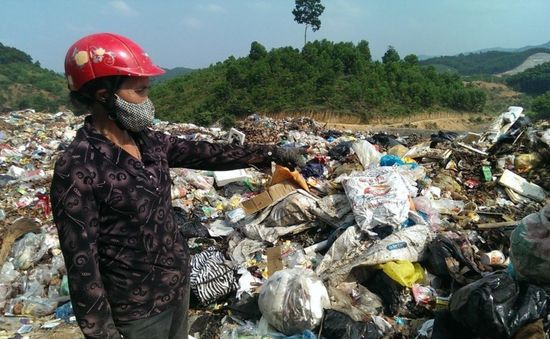 Ô nhiễm trầm trọng, rác tràn ra Quốc lộ ở bãi rác lớn nhất tỉnh Trà Vinh