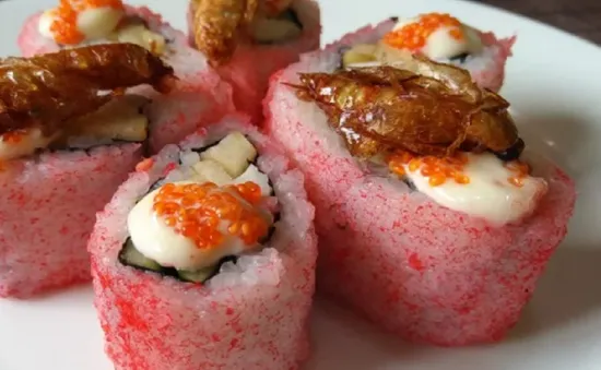 Trung Quốc: Gián được dùng làm thịt và sushi