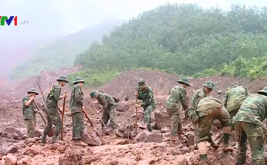 Xúc động hình ảnh chiến sĩ quân đội, công an dầm mình trong mưa lũ tìm kiếm nạn nhân mất tích