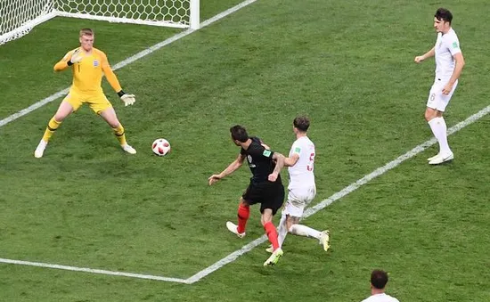 Trong lúc ĐT Croatia ăn mừng bàn thắng "vàng", ĐT Anh đã có quyết định táo bạo thế này