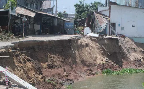 Người dân trên vùng sạt lở ở TP.HCM tự trang bị áo phao