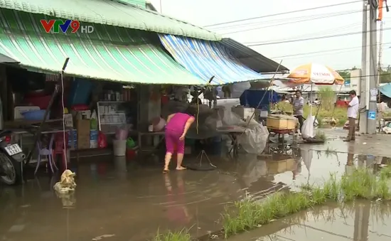 Ngập nặng sau mưa, tiểu thương chợ Phụng Hiệp (Hậu Giang) gặp khó