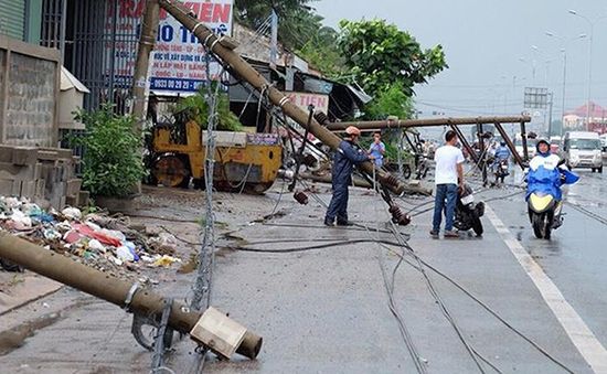 Lốc xoáy làm đổ hàng loạt trụ điện tại Bà Rịa - Vũng Tàu