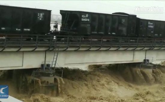 Trung Quốc: Dùng hai đoàn tàu nặng 7.000 tấn để giữ cầu trong lũ lụt