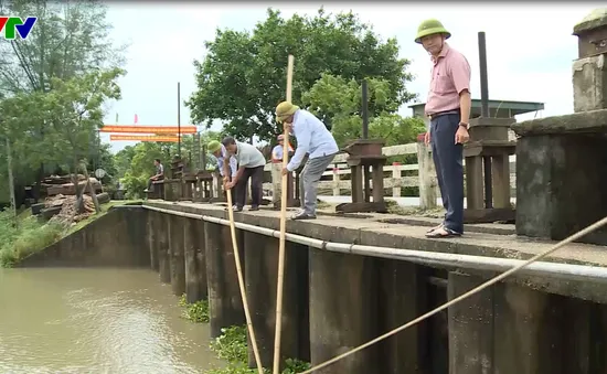 Bão số 3 gây mưa lớn, nông dân Hà Tĩnh tập trung tiêu úng đồng ruộng