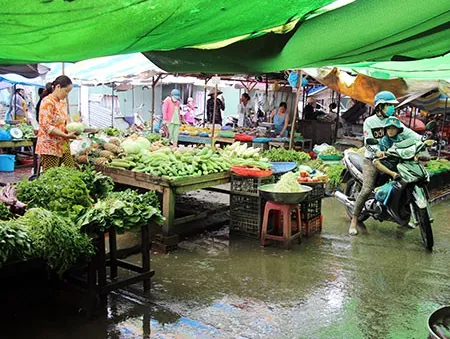 Lên phương án xử lý tình trạng ngập tại chợ Một Ngàn