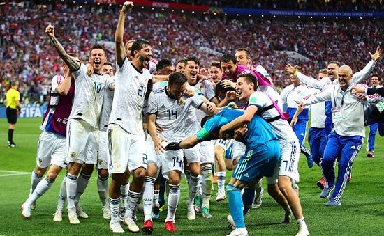 FIFA World Cup™ 2018: Cựu sao TBN gây sốt với hành động "không thể tin được" trên sóng truyền hình