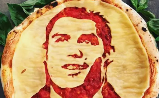 Đắt hàng bánh pizza hình Ronaldo & Suarez