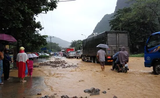 Quốc lộ 6 ngập sâu, giao thông chia cắt