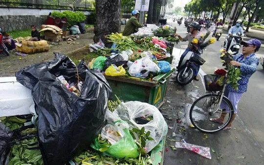 TP.HCM: Bãi tập kết rác gây ô nhiễm, mất an toàn giao thông