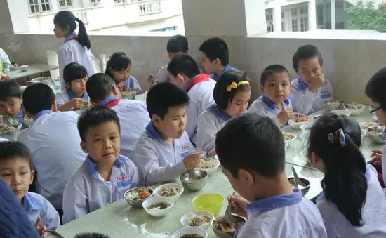 Phòng ngừa ngộ độc thực phẩm khi bếp ăn trường học hoạt động trở lại