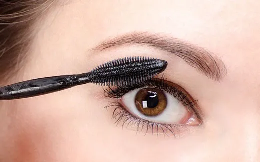 Một phụ nữ trung niên bị mù sau khi sử dụng mascara quá đát