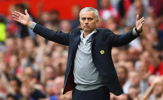 HLV Mourinho mạnh dạn hứa với CĐV Man Utd trước thềm derby Manchester